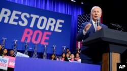 Prezidan Joe Biden pran la pawol sou akse ak avotman pandan yon rankont pati Nasyonal Demokrat la nan Washington, 18 Oktob 2022. 