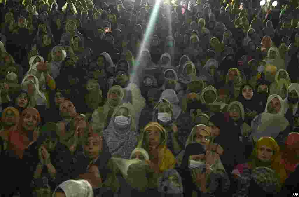 Umat Muslim bereaksi ketika seorang Imam menunjukkan relik yang diyakini sebagai sehelai rambut dari janggut Nabi Muhammad pada peringatan Maulid Nabi, yang menandai kelahiran Nabi Muhammad SAW, di Kuil Hazratbal di Srinagar, India.(Foto: AFP)&nbsp;