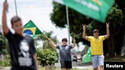 Brasileños acuden a votar en la segunda vuelta de elecciones presidenciales en la capital Brasilia el 30 de noviembre de 2022. 