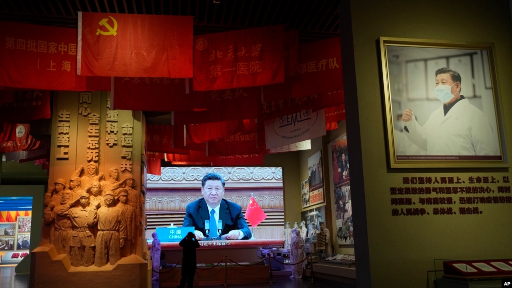正在北京一个展览馆展出中国领导人习近平抗疫“成就”展。（2022年10月12日）(photo:VOA)