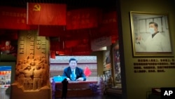 北京的中国共产党历史博物馆以视频和图片赞扬中国领导人习近平在新冠疫情中的指挥。（2022年10月12日）