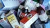 Sirup obat batuk di Banjul pada 6 Oktober 2022. Pihak berwenang India sedang menyelidiki sirup obat batuk yang dibuat oleh perusahaan farmasi lokal setelah WHO mengatakan mereka bertanggung jawab atas kematian 66 anak di Gambia. (Foto: AFP/Milan Berckmans)