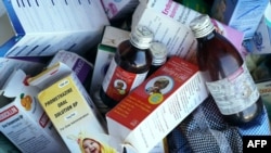 Sejumlah obat batuk sirup anak yang dijual di Banjul, Gambia, 6 Oktober 2022. (Foto: Milan Berckmans/AFP)
