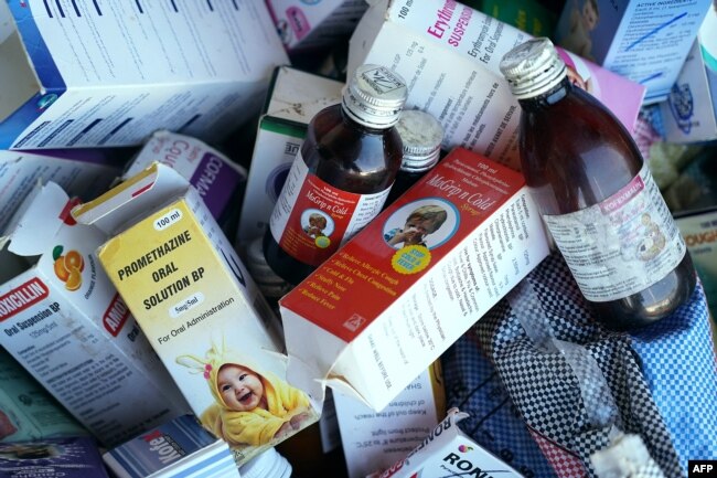 Pihak berwenang India sedang menyelidiki sirup obat batuk yang dibuat oleh perusahaan farmasi lokal setelah Organisasi Kesehatan Dunia (WHO) mengatakan mereka bertanggung jawab atas kematian 66 anak di Gambia. (Foto: AFP/Milan Berckmans)