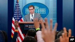 El portavoz del Consejo de Seguridad Nacional, John Kirby, habla durante la sesión informativa diaria en la Casa Blanca en Washington, el 26 de octubre de 2022.