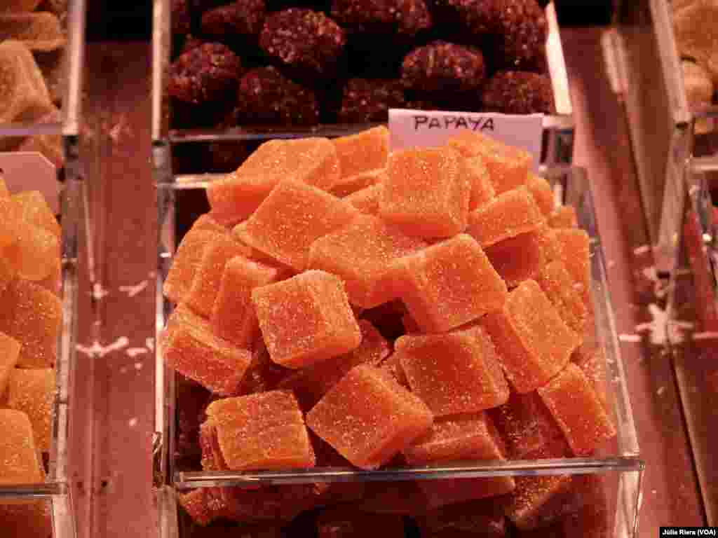 En el mercado hay varios puestos que ofrecen dulces tradicionales catalanes, como el turrón&nbsp;o las neules, además de vender productos más internacionales como dulces hechos a base de papaya, una fruta originaria de países tropicales como República Dominicana.