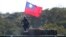 Seorang tentara memegang bendera Taiwan selama latihan militer yang bertujuan untuk menangkis serangan dari China di Hsinchu, Taiwan utara, sebagai ilustrasi. (Foto: AP)