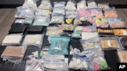 资料照：加州警方展示他们截获的42公斤的毒品芬太尼。（2022年4月23日）