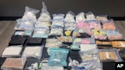 ARCHIVO - Bolsas de fentanilo capturadas en Alameda, California el 23 de abril de 2022.