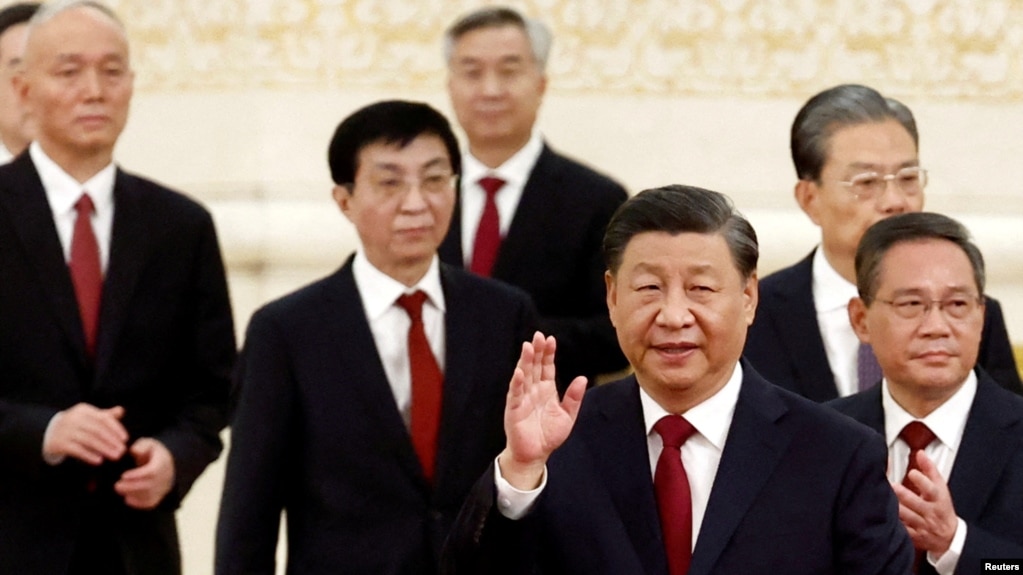 2022年10月23日，在中共二十届一中全会后，中共领导人习近平带领中共新一届中央政治局常委与中外媒体见面。(photo:VOA)