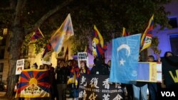 在中華人民共和國成立73周年之際，多個團體在倫敦組織了示威，遊行到中國大使館外抗議。（美國之音/鄭樂捷）