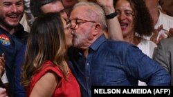 Lula da Silva beija a mulher Rosangela "Janja" da Silva após vitória