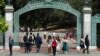 Siswa berjalan melewati Sather Gate di University of California di kampus Berkeley pada 10 Mei 2018, di Berkeley, California. (Foto: AP)