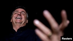 Presiden dan kandidat presiden Brazil Jair Bolsonaro berbicara setelah hasil putaran pertama pemilihan presiden Brasil, di Istana Alvorada di Brasilia, Brasil, 2 Oktober 2022. (Foto: REUTERS/Ueslei Marcelino)