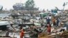 Des sinistrés cherchent leurs affaires sous les débris de leurs habitations effondrées après le passage du cyclone Sitrang à Chittagong, au Bangladesh, le 25 octobre 2022.