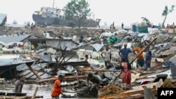 Des sinistrés cherchent leurs affaires sous les débris de leurs habitations effondrées après le passage du cyclone Sitrang à Chittagong, au Bangladesh, le 25 octobre 2022.