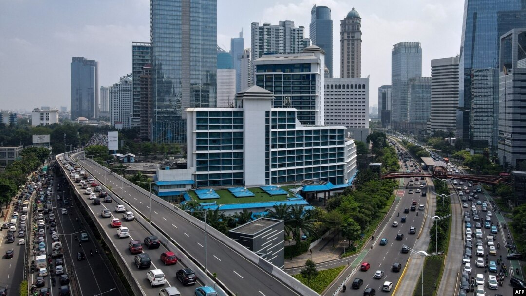 Foto udara menunjukkan hiruk pikuk kendaraan di sejumlah ruas jalan pada pagi hari di Jakarta pada 28 September 2022. (Foto: AFP/Bay Ismoyo)