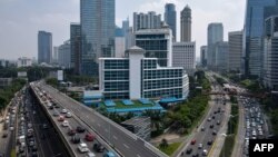 Foto udara menunjukkan hiruk pikuk kendaraan di sejumlah ruas jalan pada pagi hari di Jakarta pada 28 September 2022. (Foto: AFP/Bay Ismoyo)