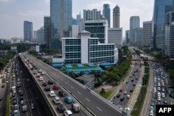 Para pekerja di lokasi pembangunan MRT (mass rapid transit) tahap kedua di Jakarta, 20 September 2022. (BAY ISMOYO/AFP)