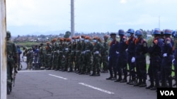 Les militaires et policiers à l'aéroport international de Goma, en train de s'apprêter pour rendre les honneurs militaires au gouverneur de province du Nord-Kivu, lundi 10 avril 2021. (Photo d'archives)