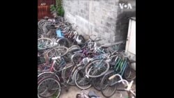 乌克兰南部小镇自行车 等待主人归家 