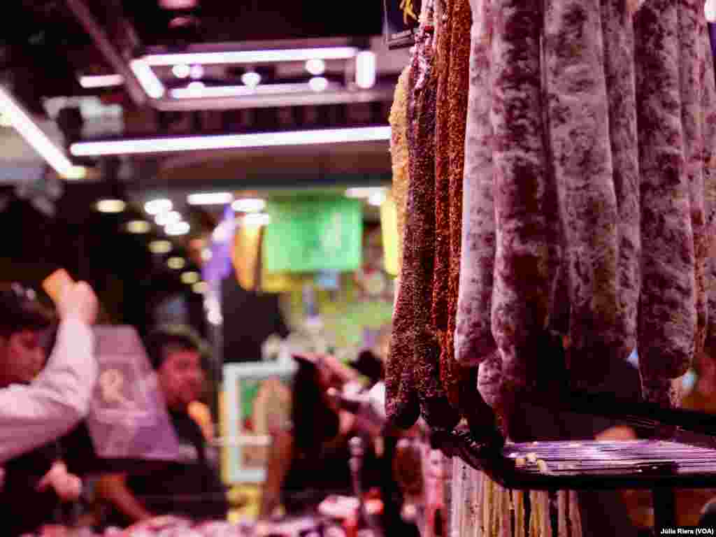 La longaniza, llamada en catalán&nbsp;llonganissa de pagès, o el fuet son típicos de Cataluña y forman parte de los embutidos más demandados por los turistas que visitan el mercado y quieren probar la cocina tradicional catalana. &nbsp;