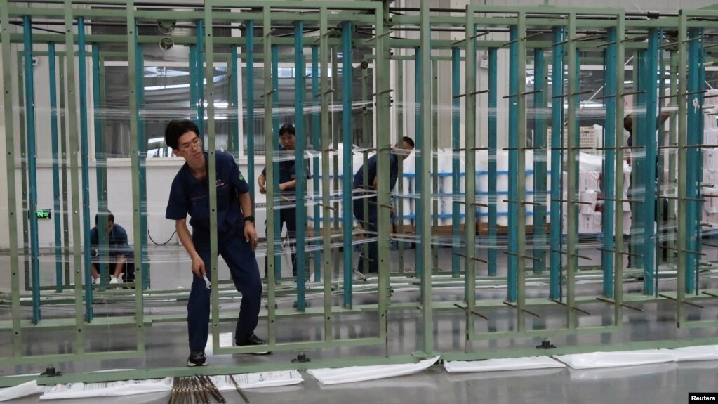中国山东德州景津压滤机公司的工人在工作。（2022年8月25日）(photo:VOA)