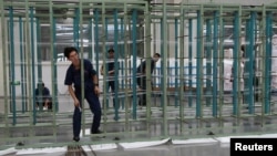 中国山东德州景津压滤机公司的工人在工作。（2022年8月25日）