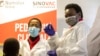 在南非比勒陀利亚，一名医护人员在为未成年人接种科兴新冠疫苗。(2021年9月10日)
