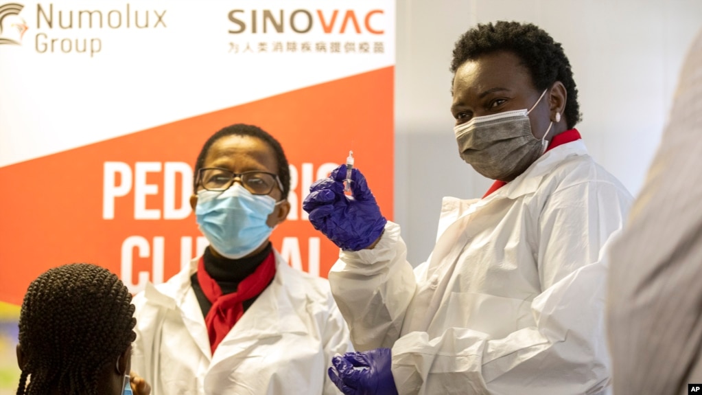 在南非比勒陀利亚，一名医护人员在为未成年人接种科兴新冠疫苗。(2021年9月10日)(photo:VOA)