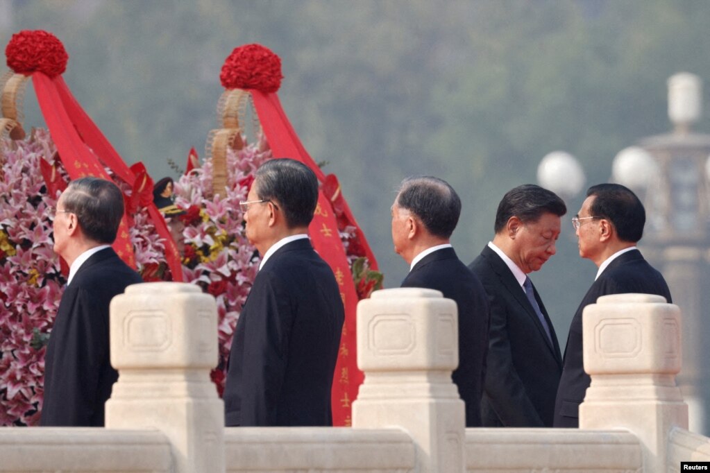 中国领导人习近平在中国国庆日期间出席天安门广场的烈士日纪念活动。（2022年9月30日）(photo:VOA)