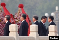 中国领导人习近平在中国国庆日期间出席天安门广场的烈士日纪念活动。（2022年9月30日）