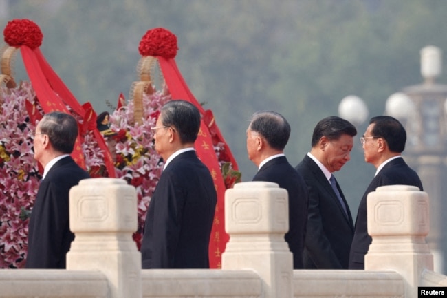 中国领导人习近平在中国国庆日期间出席天安门广场的烈士日纪念活动。（2022年9月30日）