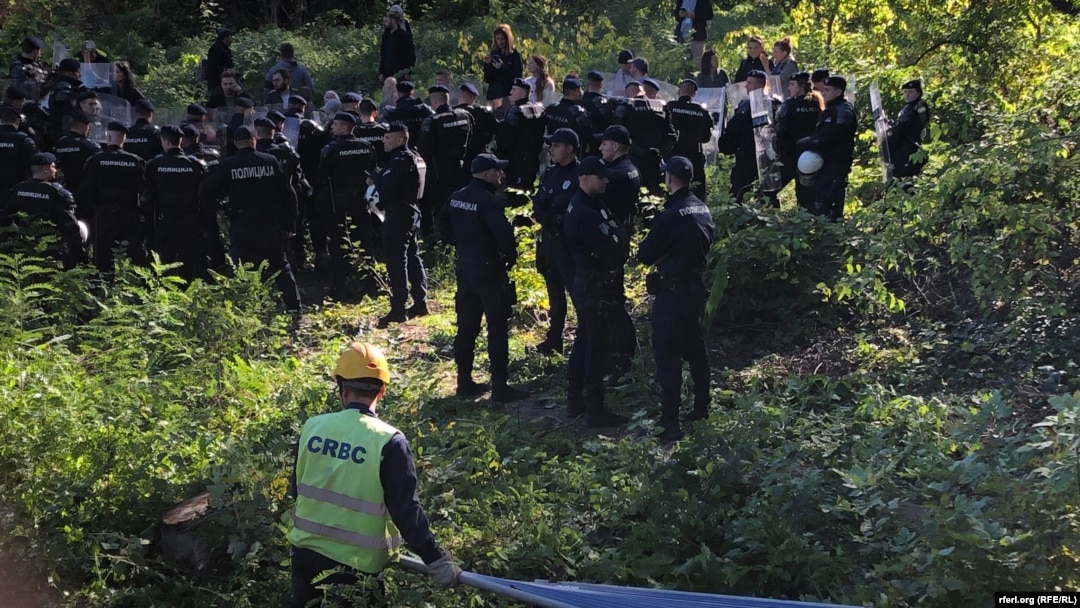 Policijski kordon između aktivista i radnika kineske kompanije CRBC koji postavlja ogradu u sklopu pripreme za izgradnju mosta preko Dunava, na Šordošu, u Novom Sadu, 18. oktobra 2022. (Foto: Radio Slobodna Evropa)