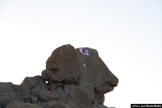 نصب بنر اعتراضی بر فراز قله الوند در استان همدان