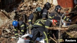 Rescuers extract a body from a residential building destroyed by a Russian drone strike, which local authorities attributed to an Iranian-made Shahed-136 unmanned aerial vehicle, in Kyiv, Ukraine, Oct. 17, 2022. (REUTERS/Vadim Sarakhan)