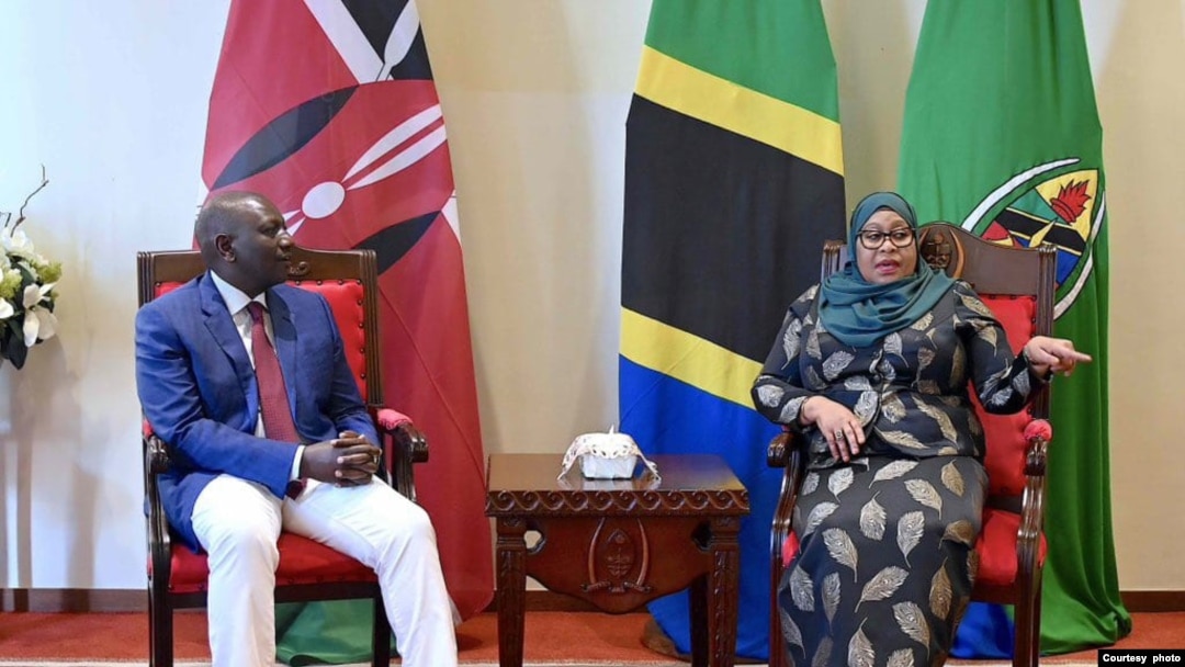 Prezida wa Tanzaniya, Samia Suluhu Hassan mu biganiro na mugenzi we wa Kenya, William Samoei Ruto, i Dar es Salaam.
