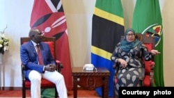 Rais wa Jamhuri ya Muungano wa Tanzania, Samia Suluhu Hassan (Kulia) akiwa kwenye mazungumzo na mgeni wake Rais wa Jamhuri ya Kenya Dkt. William Samoei Ruto, mara baada ya kuwasili Ikulu Jijini Dar es Salaam.