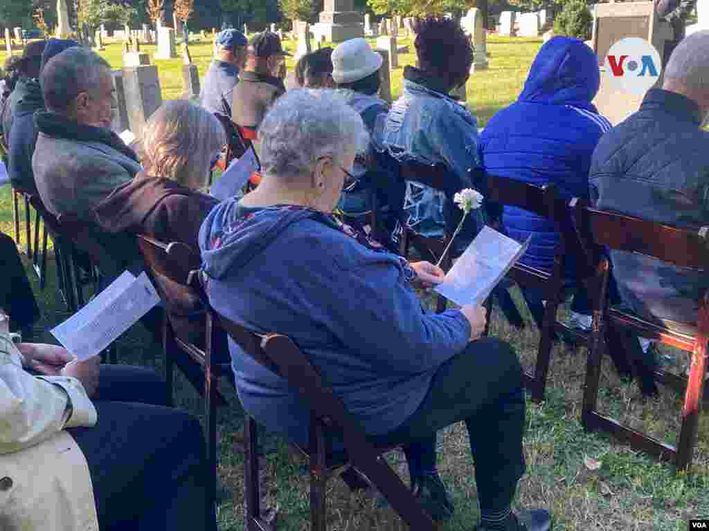 Los asistentes a la ceremonia recibieron un programa con los nombres de cada una de las personas no reclamadas que fueron enterradas. [Foto: Salomé Ramírez, VOA]