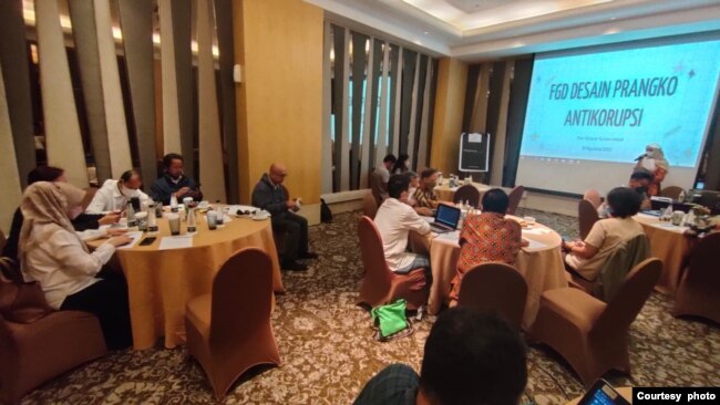 Focus Group Discussion untuk membahas desain prangko antikorupsi yang digelar di Hotel The Grove Suites, Jakarta, pada Agustus 2022. (Foto: Courtesy of Epi Handayani)