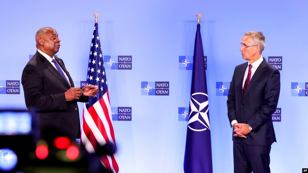 Bộ trưởng Quốc phòng Mỹ Lloyd J. Austin III họp báo cùng Tổng thư ký NATO Jens Stoltenberg tại trụ sở NATO ở Brussels hôm 13/10