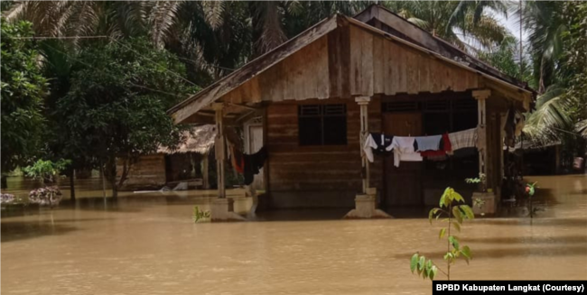 Banjir di Kabupaten Langkat, Provinsi Sumatera Utara pada Sabtu (8/10) yang dipicu hujan deras dan luapan Sungai Lepan. (Foto: BPBD Kabupaten Langkat)