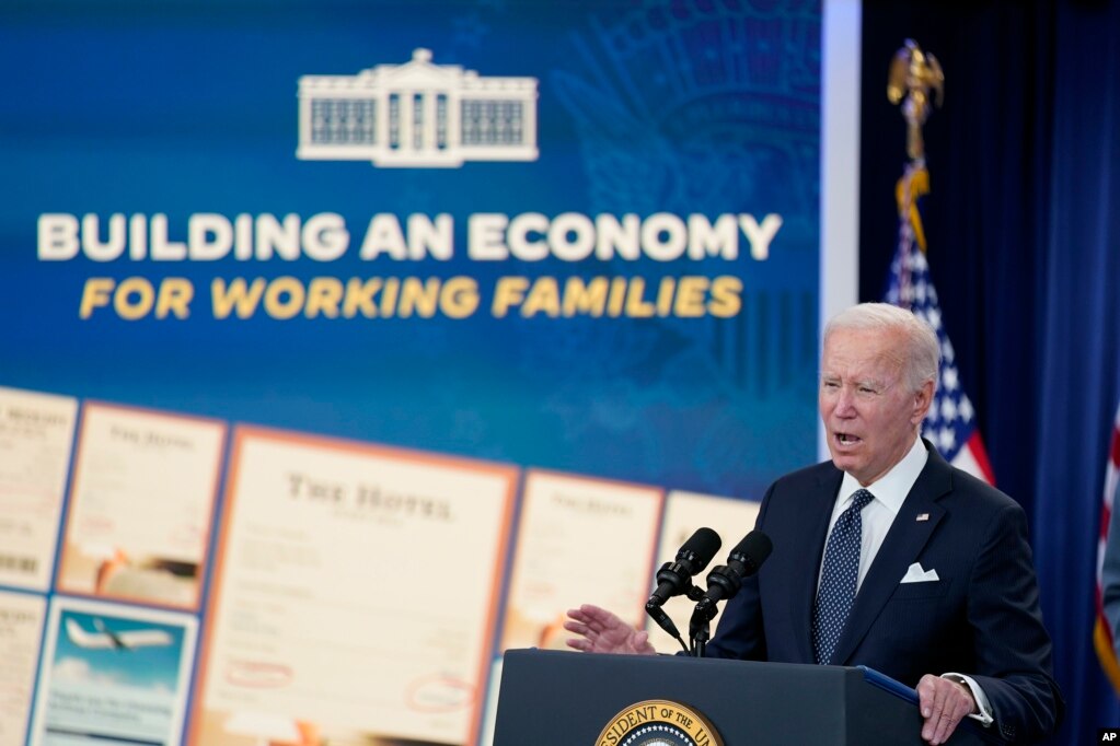 美国总统拜登2022年10月26日在白宫宣布计划免除消费者面临的的杂费，以降低美国家庭的日常生活成本。(photo:VOA)