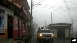 Soldados llegan a un área afectada por la lluvia en Comasagua, El Salvador, el lunes 10 de octubre de 2022. 