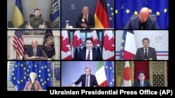 En esta imagen proporcionada por la Oficina de Prensa Presidencial de Ucrania, arriba a la izquierda, el presidente ucraniano Volodymyr Zelenskyy, asisten a una videoconferencia con los líderes del G7 y Ucrania, en Kiev, Ucrania, el 11 de octubre de 2022. (Oficina de Prensa Presidencial de Ucrania vía AP)