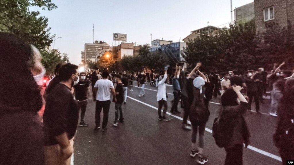 法新社获取的照片显示伊朗人在德黑兰街头示威。(2022年9月21日)(photo:VOA)