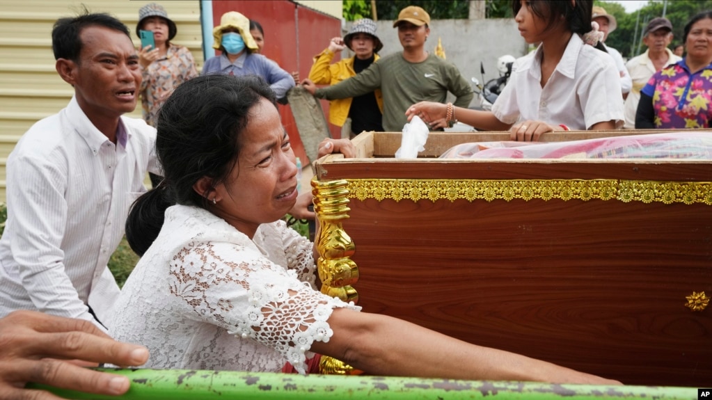 ម្តាយ​នៃ​ជនរងគ្រោះ​ម្នាក់​នៅ​ក្នុង​ឧប្បតិ្តហេតុ​លិច​ទូក​ដ​នៅ​ខេត្តកណ្តាល​កាល​ពី​យប់​ថ្ងៃ​ព្រហស្បតិ៍ យំ​ក្នុង​អំឡុង​បុណ្យ​សព​នៅ​ភូមិ​កោះចំរើន​ ​ឃុំ​កំពង់​ភ្នំ ស្រុក​លើក​ដែក ខេត្ត​កណ្តាល កាល​ពី​ថ្ងៃ​សុក្រ​ទី​១៤ ខែ​តុលា ឆ្នាំ​២០២២។