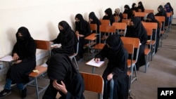 Sejumlah murid perempuan mengikuti ujian masuk universitas di Universitas Kabul, Afghanistan, pada 13 Oktober 2022. (Foto: AFP/Wakil Kohsar)
