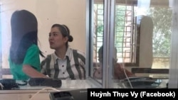 Tù nhân chính trị Huỳnh Thục Vy và con gái trong một lần thăm gặp của gia đình cô tại trại giam. HRW vừa lên tiếng trước cáo buộc của gia đình cô rằng Thục Vy bị "đánh" và "bóp cổ" trong lúc thụ án tù.