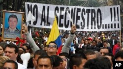 Personas sostienen una pancarta durante una protesta en contra de los secuestros, el martes 6 de diciembre de 2011, en Bogotá. 